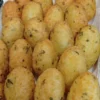 Crocchette di riso dorate e croccanti servite con salsa