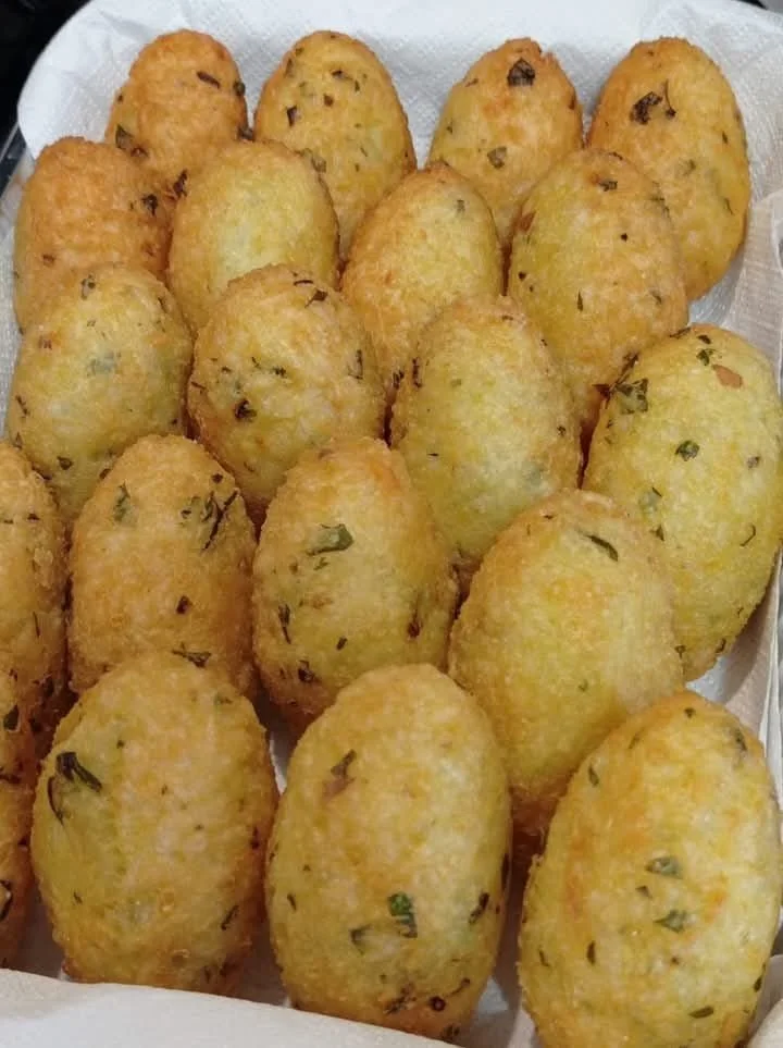 Crocchette di riso dorate e croccanti servite con salsa