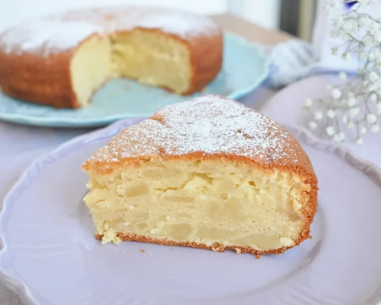 Torta 7 vasetti: un dolce soffice e gustoso realizzato con yogurt e ingredienti semplici.