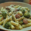 Caserecce pasta con salsiccia, crema di broccoli e patate in un piatto appetitoso