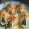 Conchiglioni ripieni di ricotta, spinaci e speck con béchamel