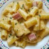 Piatto di mezze maniche con zucchine, bacon croccante e gorgonzola cremoso.