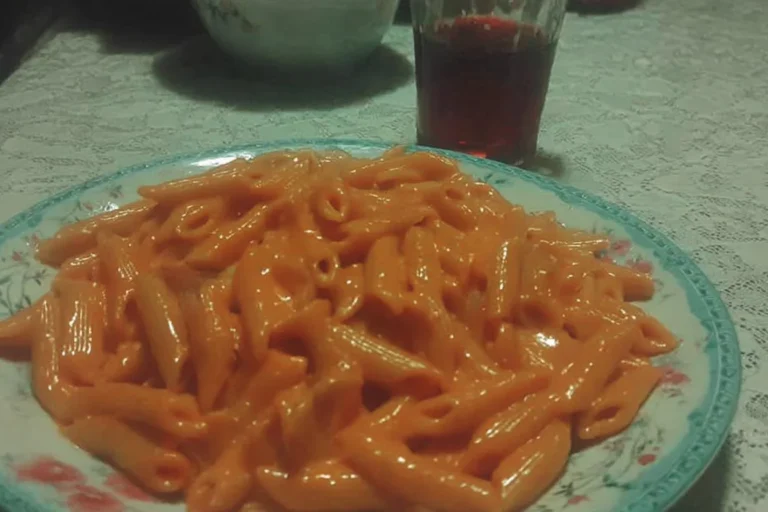 Piatto di mezze penne al baffo con salsa cremosa e ingredienti freschi