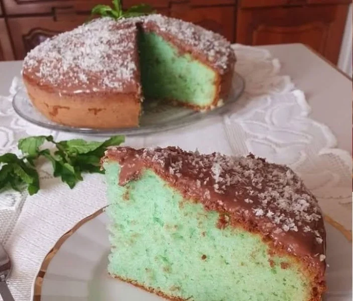 Mint Chocolate Cake decorato con cocco e cioccolato