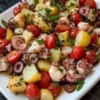 Insalata di polpo con patate e pomodorini freschi