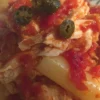 Paccheri con merluzzo, olive e capperi, un piatto italiano delizioso.
