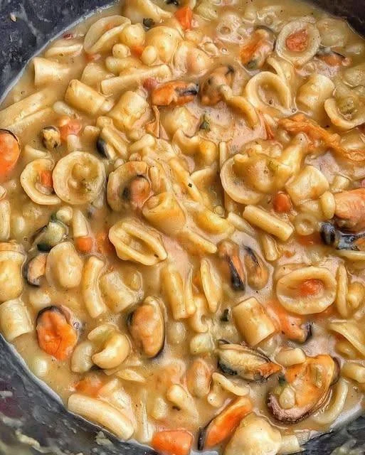 Pasta e Cozze con patate, piatto tipico italiano preparato con cozze fresche.