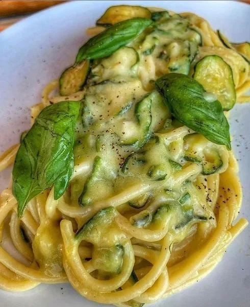 Piatto di Spaghetti alla Nerano con zucchine e formaggio