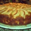 Fetta di torta di mele sofficissima con decorazione di mele fresche
