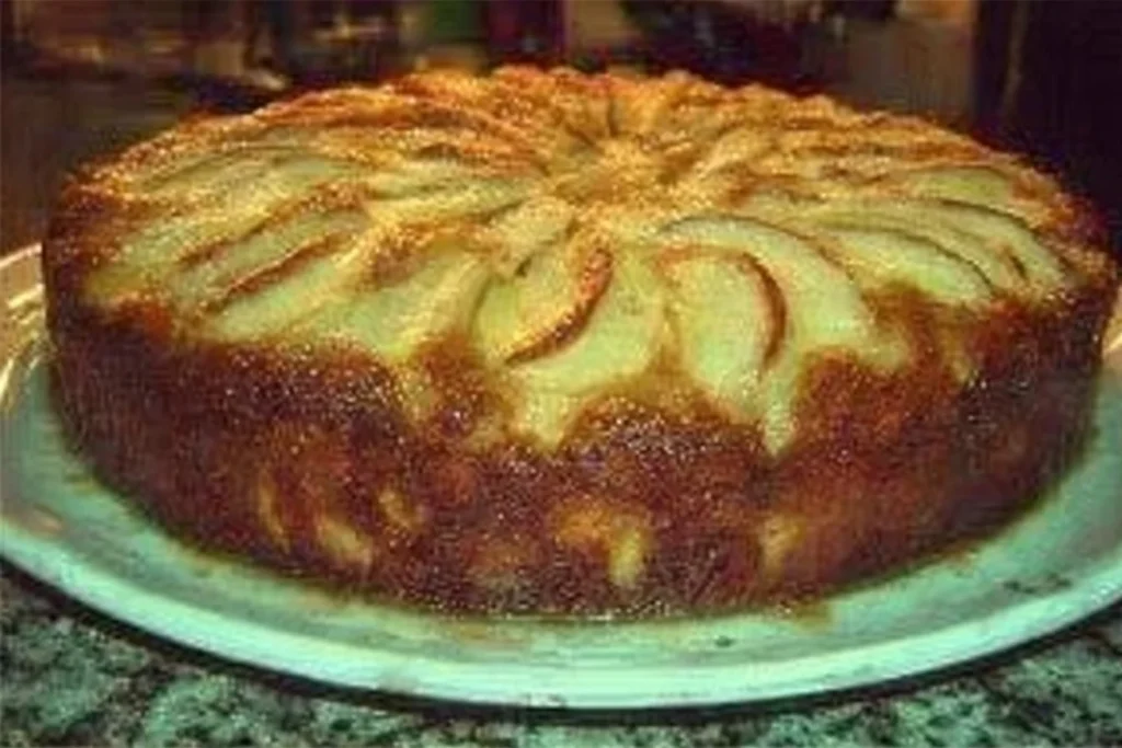 Fetta di torta di mele sofficissima con decorazione di mele fresche