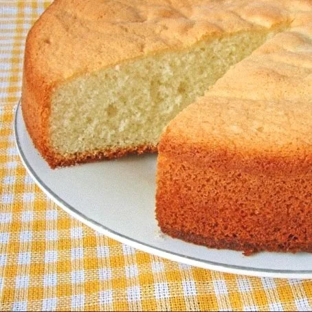 Torta spugnosa soffice con 3 ingredienti prontamente decorata.