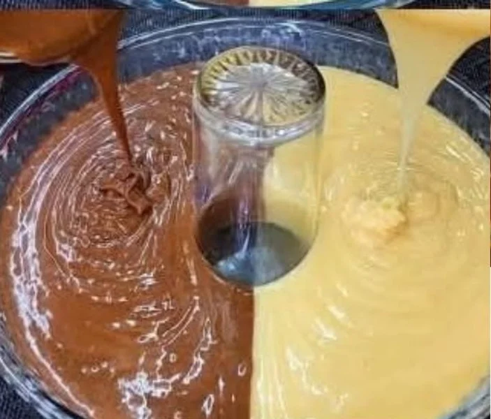 Torta bicolore al cacao a forma di anello, un dolce delizioso e invitante.