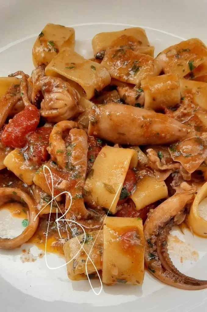 Pasta calamarata con frutti di mare, piatto tipico italiano