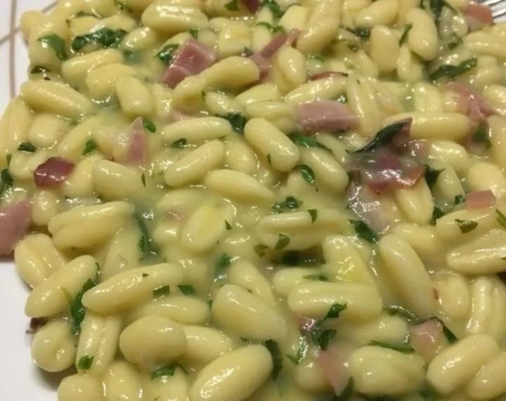 Cavatelli con speck, rucola e crema di patate - piatto gustoso