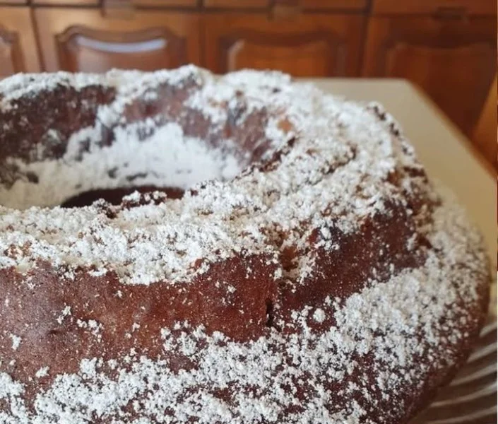 Ciambella al cioccolato decorata con glassa e sprinkles colorati