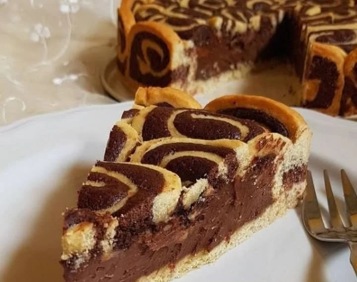 Chocolate Fondant Swirl Tart decorato con cioccolato fuso e frutta fresca.