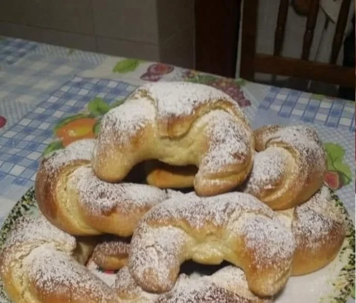 Cornetti di pan brioche appena sfornati, soffici e dorati