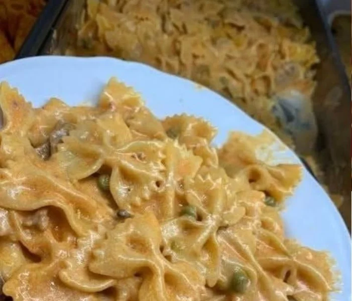 Piatto delizioso di Farfalle alla Boscaiola con funghi e panna