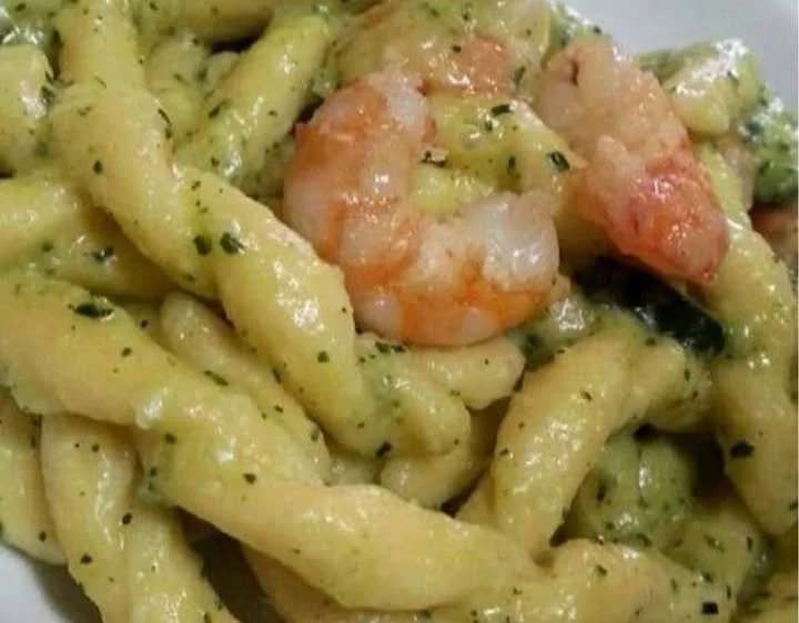 Fusilli con crema di zucchini e gamberi