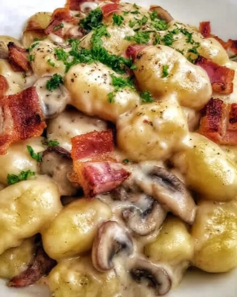 Piatto di gnocchi con crema al parmigiano, funghi e speck in un delizioso contesto culinario