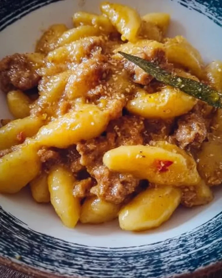 Gnocchi di patate e salsiccia con zafferano, piatto italiano gustoso e semplice