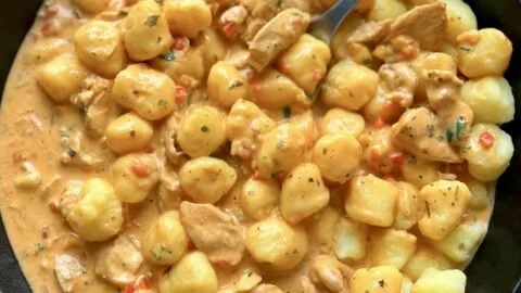 Gnocchi con pollo in padella, piatto semplice e gustoso