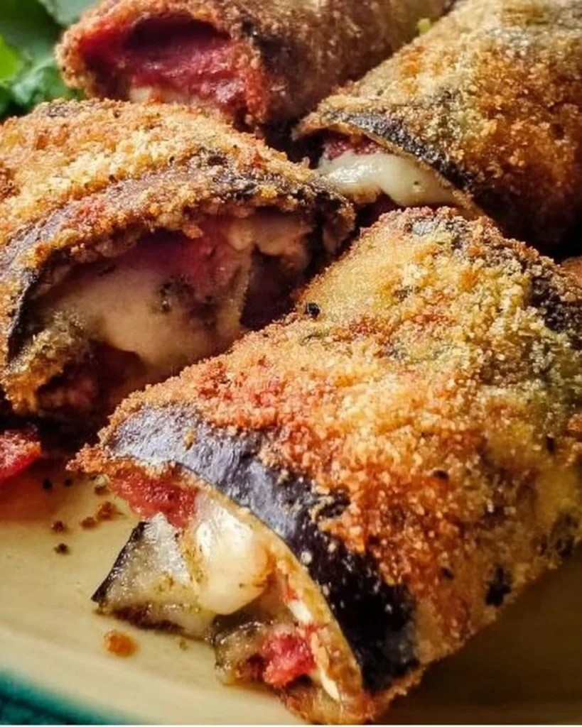 Involtini di Melanzane Impanate al Forno serviti con salsa