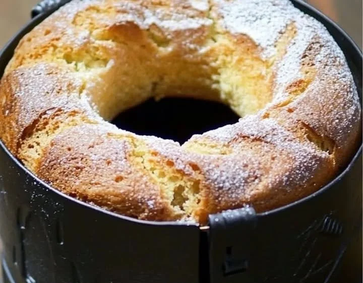 Fetta di ciambella di papà su un piatto decorato