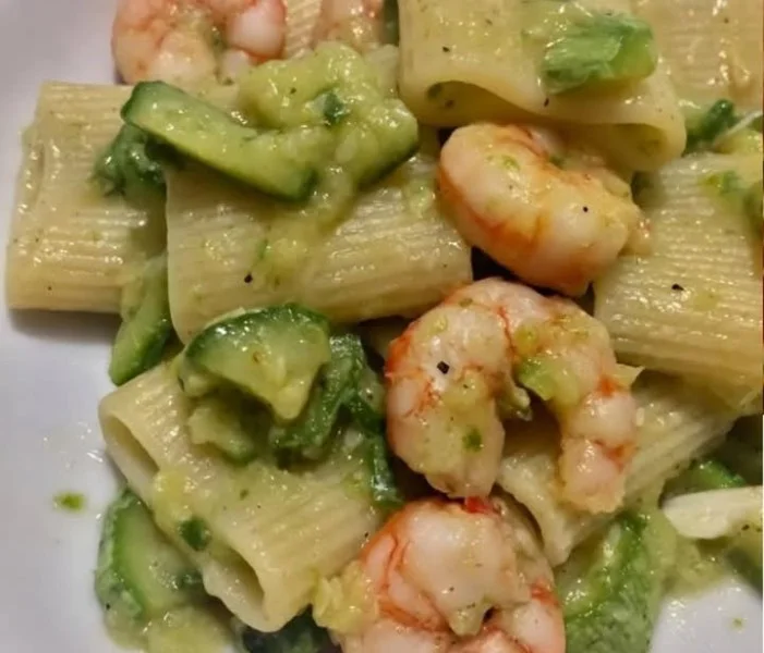Paccheri con gamberi e zucchine, un piatto italiano ricco di sapore