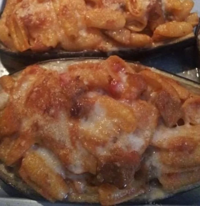 Melanzane ripiene di pasta, un delizioso piatto tradizionale italiano.