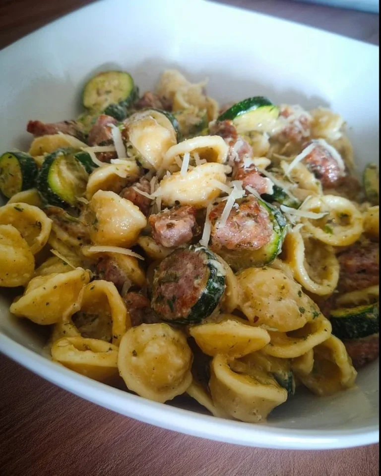 Orecchiette con zucchine e salsiccia, un piatto tradizionale italiano ricco di sapore.
