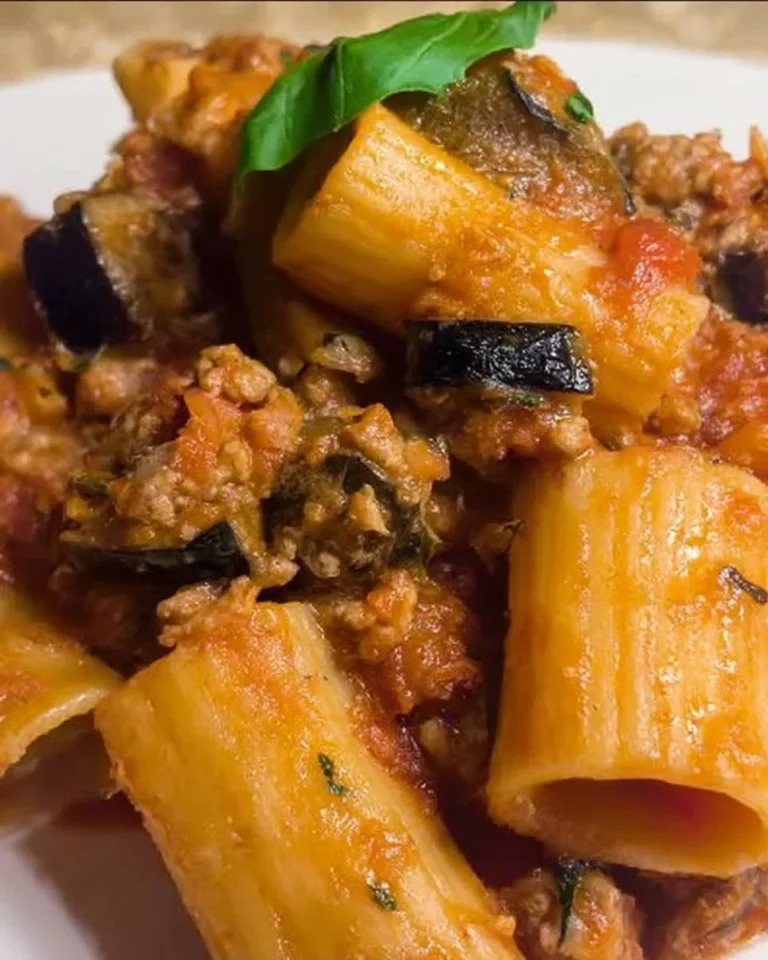 Paccheri con melanzane e salsiccia, un piatto tradizionale italiano