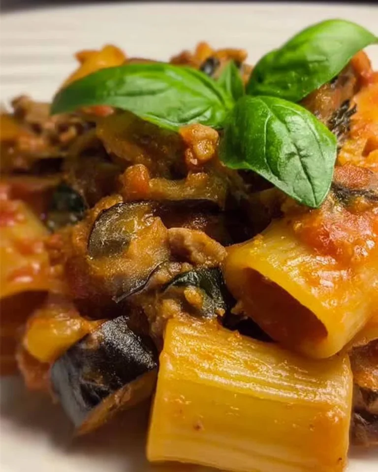 Paccheri con melanzane, salsiccia e basilico delicatamente impiattati