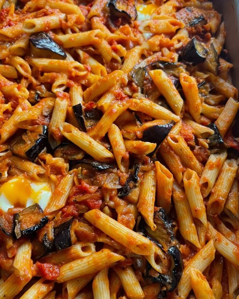 Pasta alla Siciliana con Provola e Melanzane servita in un piatto