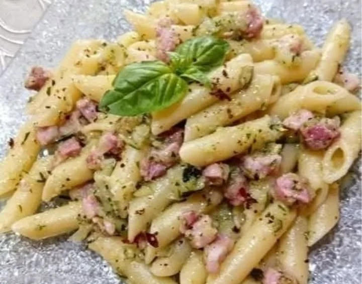 Pasta con zucchine e pancetta, un piatto delizioso e veloce da fare.