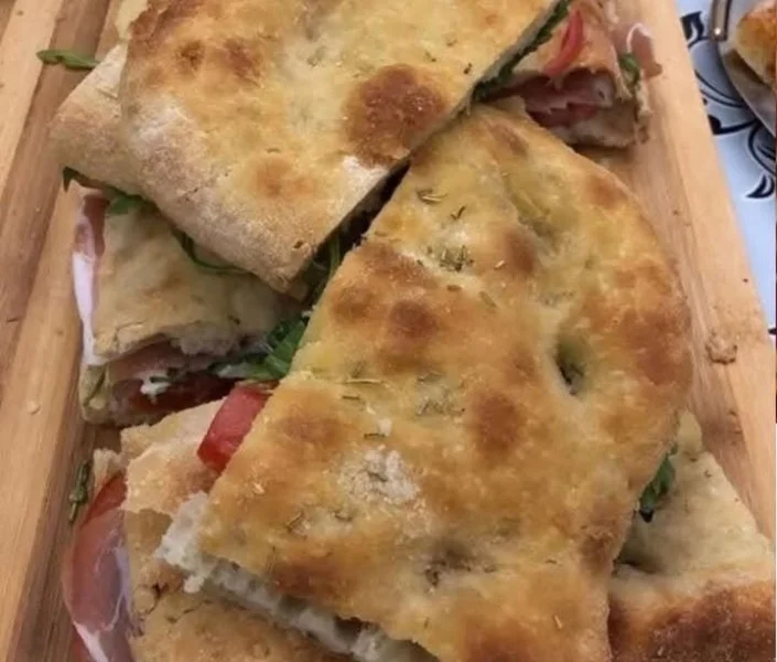 Pizza con prosciutto e mozzarella fresca e gustosa