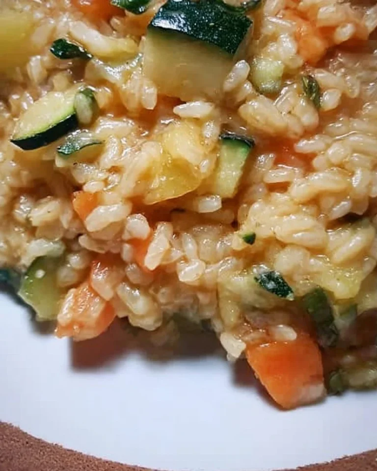 Riso con zucchine, carote e patate, piatto colorato e sano.