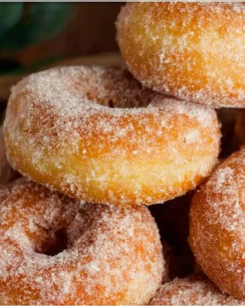 Soffici graffe con patate fresche e dolci, pronte da gustare