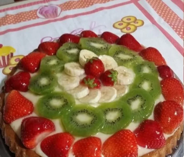 Tart morbida con crema pasticcera su un piatto decorativo