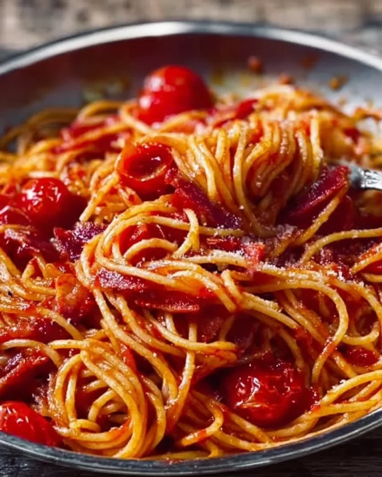 Piatto di Spaghetti all'Amatriciana con guanciale e pomodoro