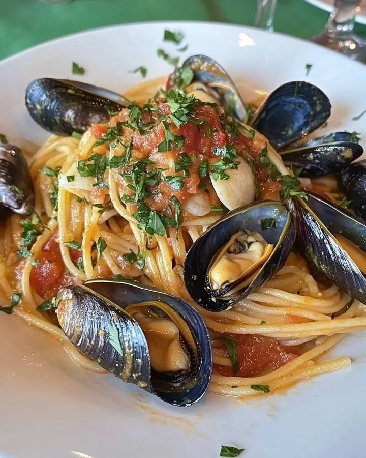 Piatto di spaghetti con cozze e vongole fresco e appetitoso