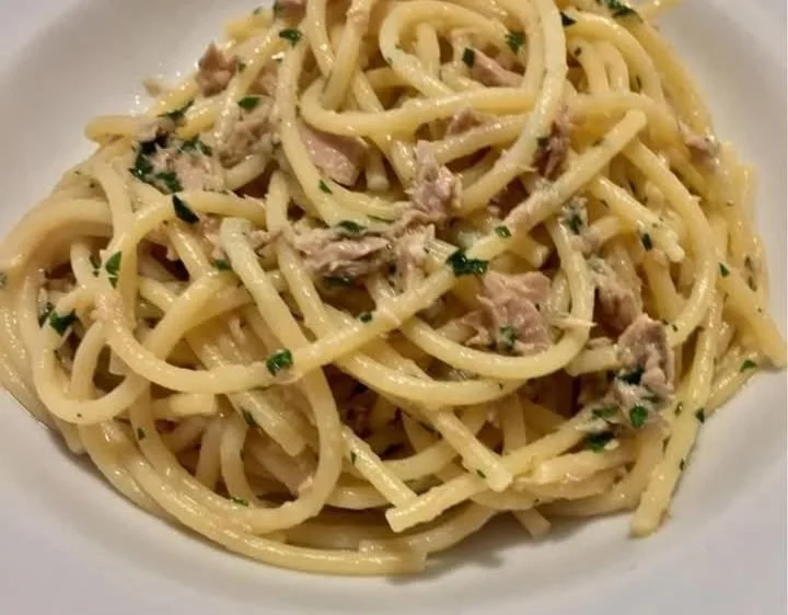Pasta spaghetti con tonno e limone cucinata e servita in un piatto