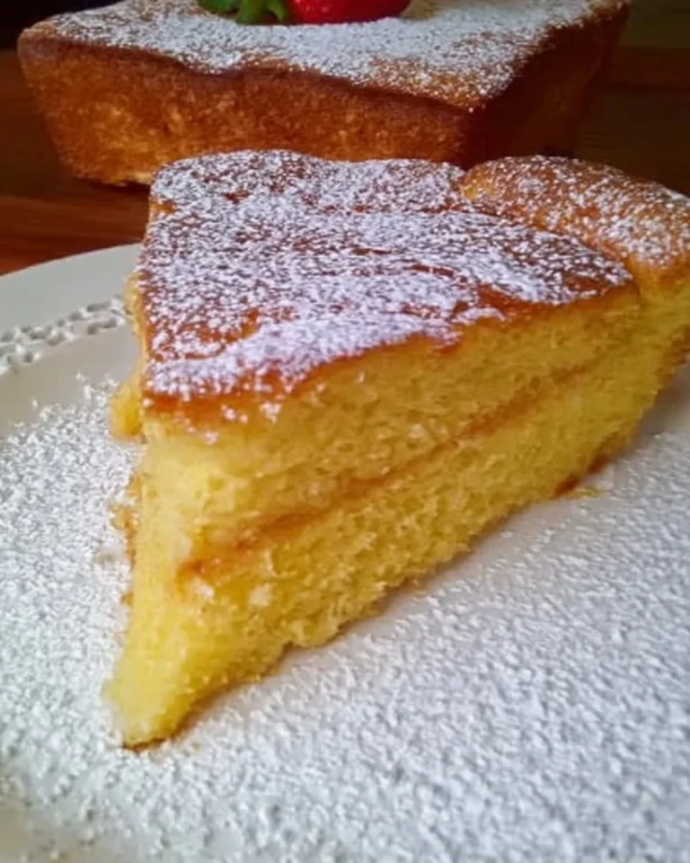 Fetta di torta al latte caldo su piatto decorato, dolce morbido e cremoso.