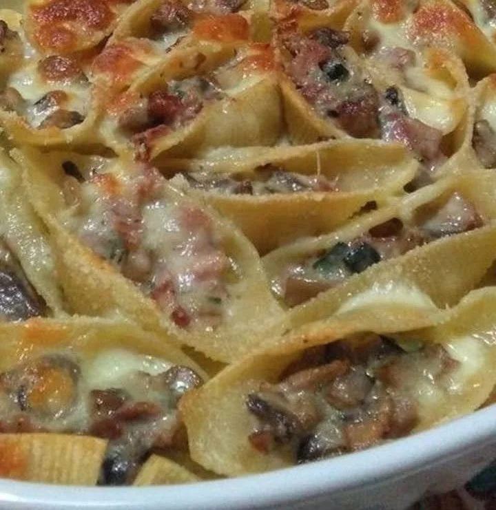 Conchiglioni ripieni in bianco al forno con besciamella e formaggio