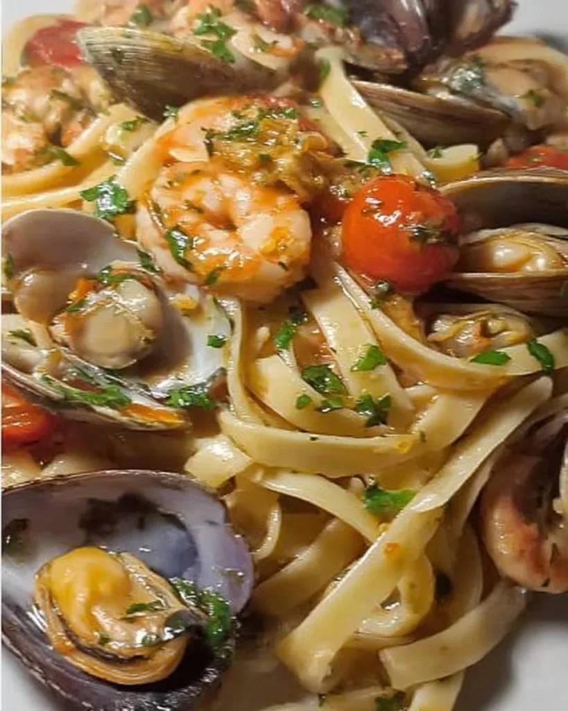 Fettucce con pomodorino, gamberoni, cozze e vongole