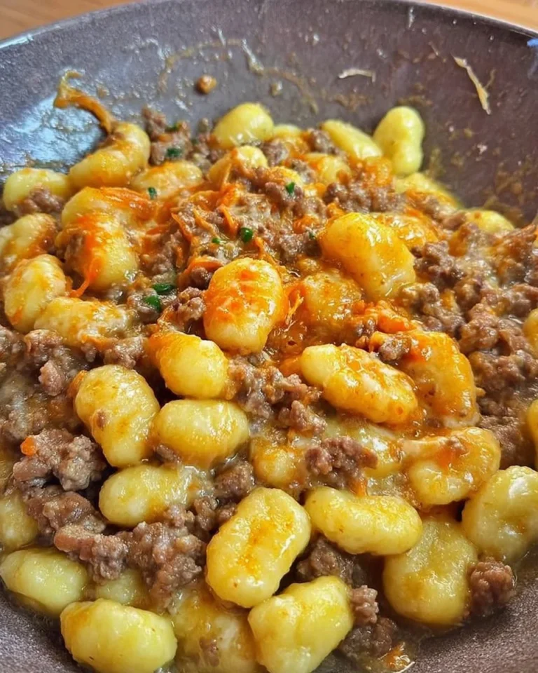Gnocchi con ragù bianco serviti in un piatto elegante