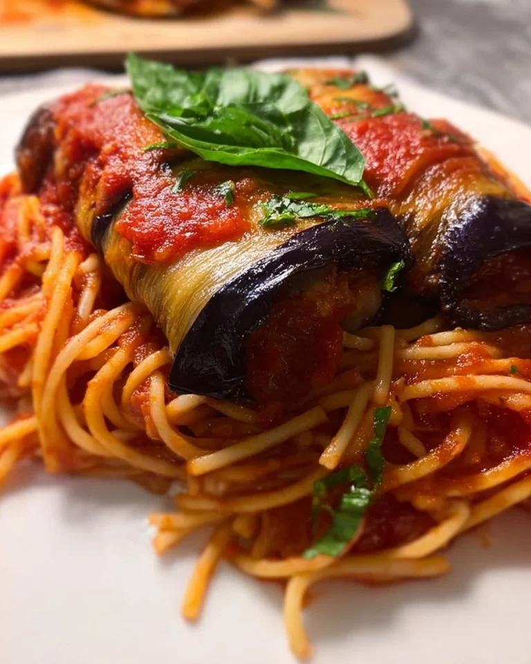 Involtini di melanzane ripieni di spaghetti serviti su un piatto
