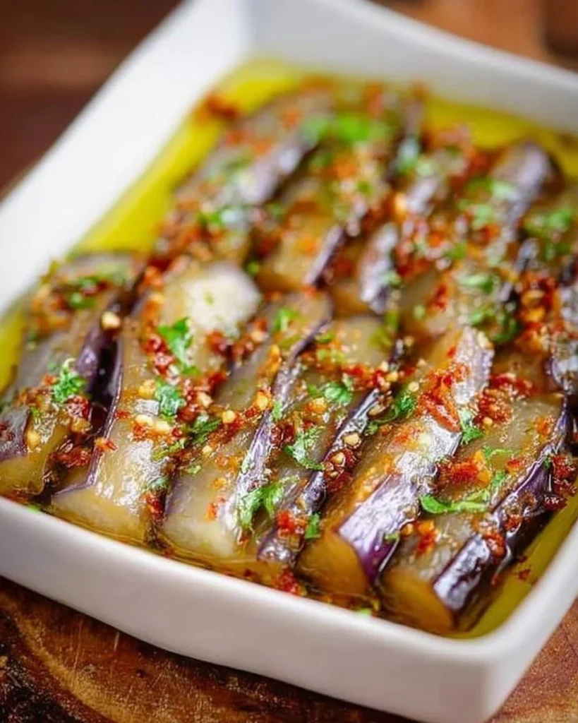 Melanzane marinate a crudo servite in un piatto di ceramica