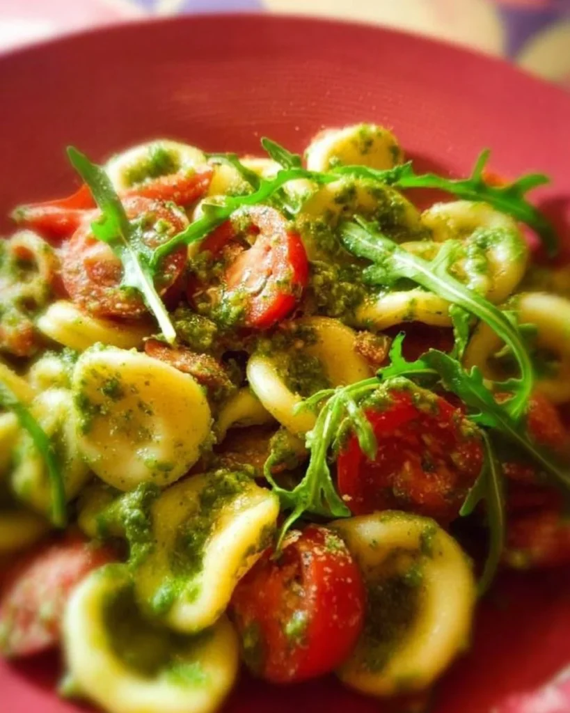 Orecchiette con pomodorini datterini e pesto di rucola, piatto gustoso e colorato