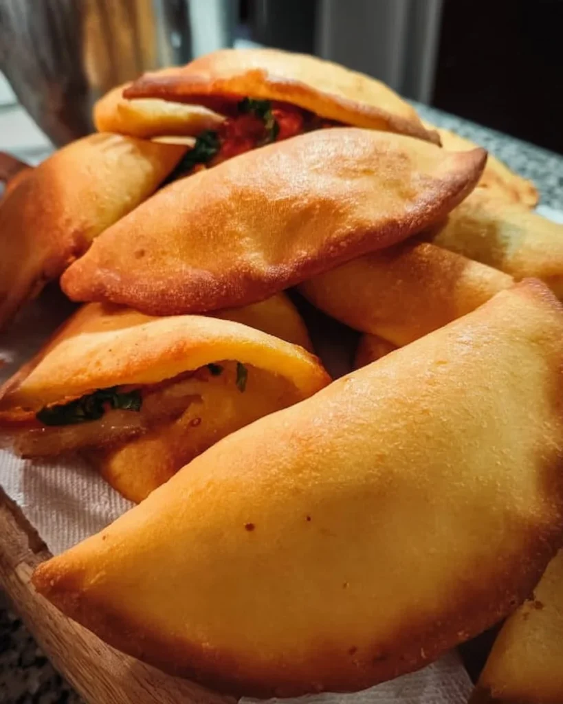 Panzerotto farcito con ingredienti freschi e succulenti